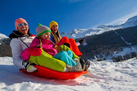 550-Winter-fun-snow-family-sledd-38579695